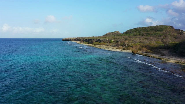 鸟瞰图地区圣玛莎湾与海岸线和绿松石水- Curaçao/加勒比/荷属安的列斯视频素材