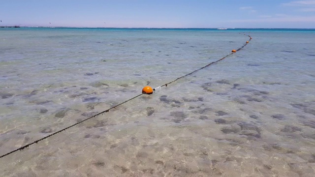 绳子和浮标在海里。特写照片。视频素材