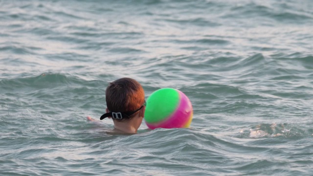 孩子们喜欢在海浪上游泳视频素材