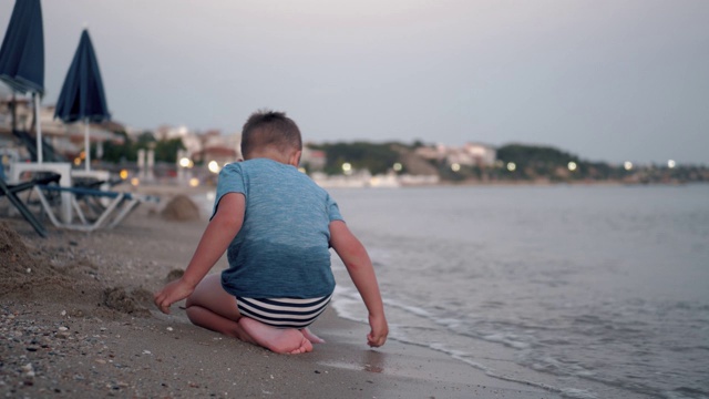 孩子们在海滩上玩耍。暑假视频素材