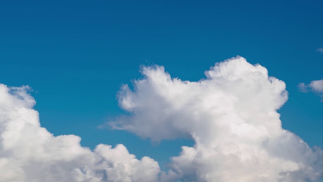 蓝色天空中滚动的云的延时视图。视频下载