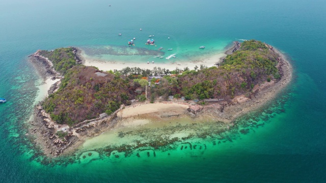 海浪，海滩和岩石海岸线和美丽的森林Koh Larn，芭堤雅，泰国鸟瞰图视频素材