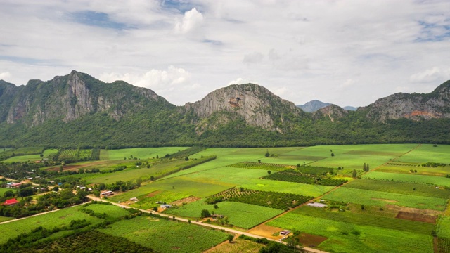 高空摄影，高山景和乡村翠绿的农田视频素材