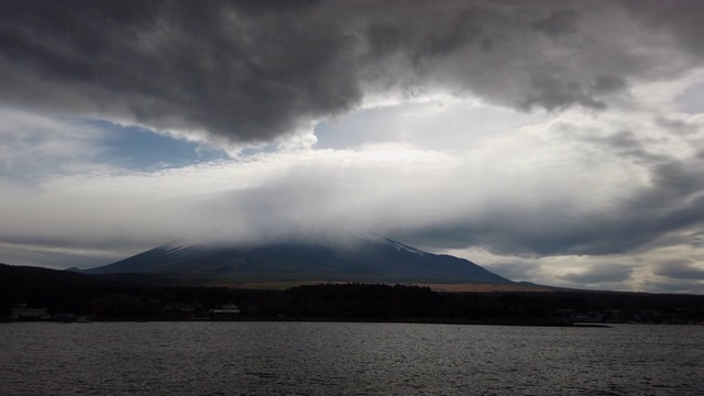 黄昏时分，富士山阴天的宁静景色视频下载