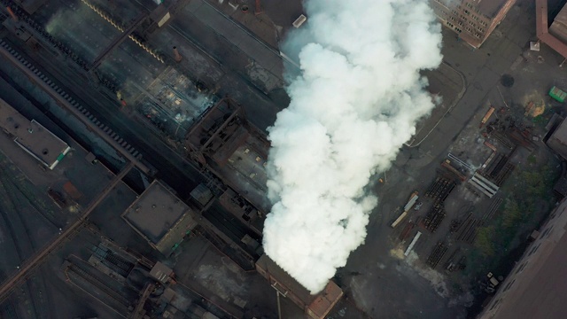 鸟瞰图。工业管道污染大气与烟，生态污染，工业工厂污染，烟囱视频素材