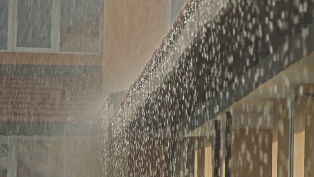 屋顶上的大雨视频素材