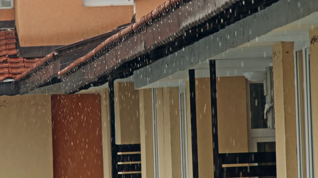 屋顶上的大雨视频素材