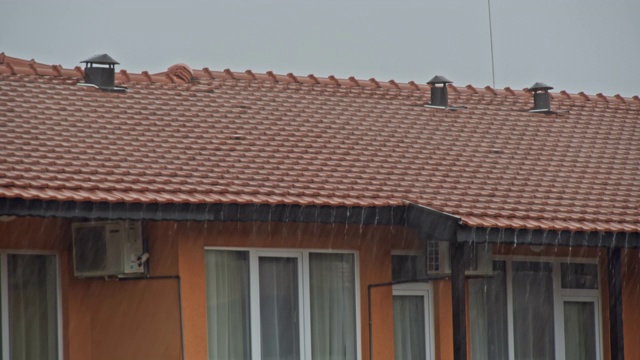 屋顶上的大雨视频素材