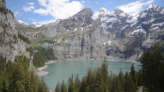 靠近Kandersteg的Oeschinensee湖和Bluemlisalp山视频素材