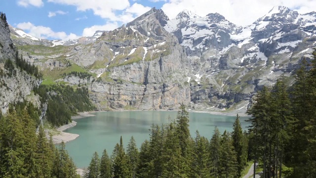 时间流逝与Oeschinensee湖和Bluemlisalp山靠近Kandersteg视频素材