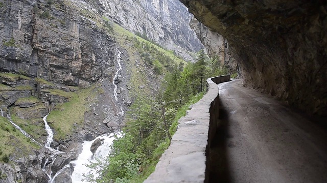 通往Kandersteg附近的Gasterental的官方道路视频素材