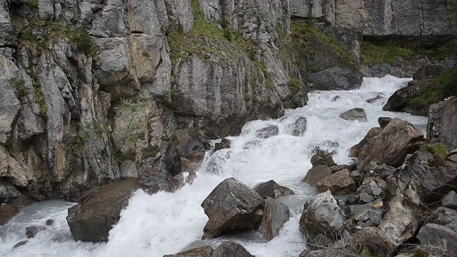 Kandersteg附近的Schwarzbach河视频素材