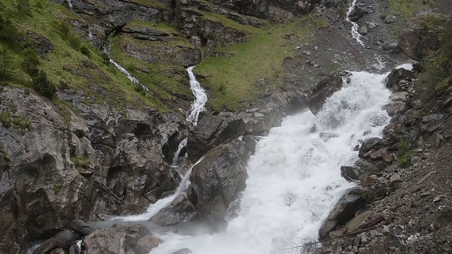 Kandersteg附近的Schwarzbach河视频素材