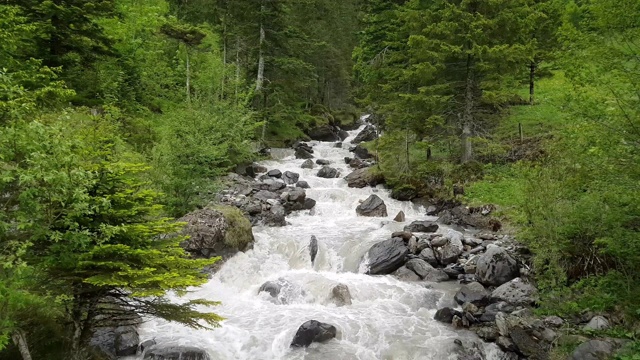 Kandersteg附近的Alpbach河视频素材