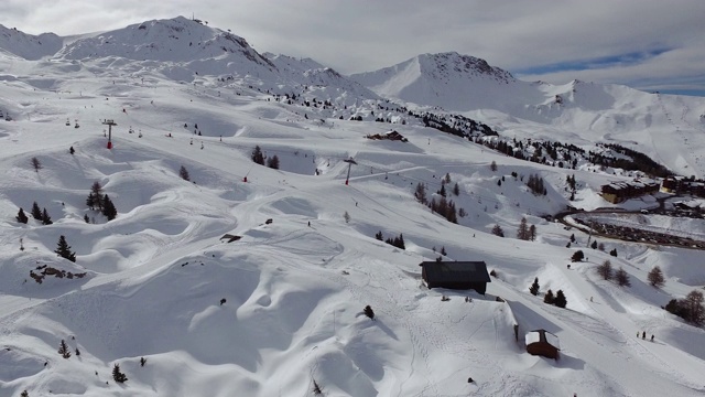 鸟瞰图的la Plange滑雪胜地视频素材