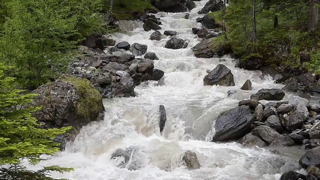 Kandersteg附近的Alpbach河视频素材