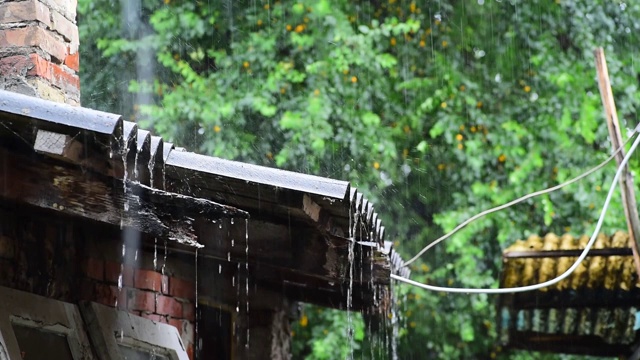 大雨，暴风雨和飓风，水，坚硬的雨滴损坏的屋顶，哦，在郊区的房子视频素材