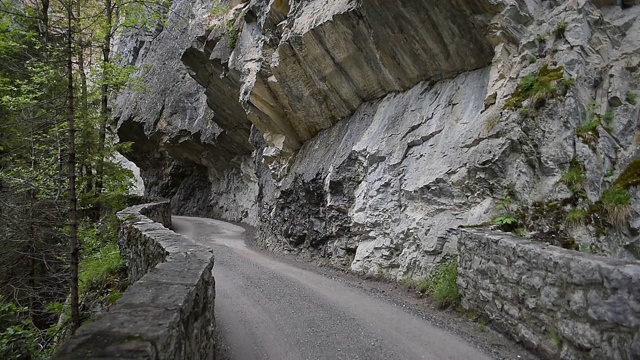 通往Kandersteg附近的Gasterental的官方道路视频素材