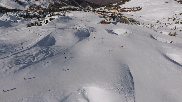 人们滑雪的航拍视频素材