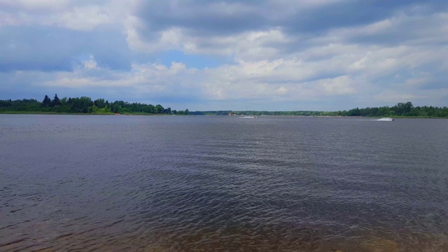 湖景与水上摩托艇水上摩托艇。湖边海岸和水与个人水上摩托艇视频素材