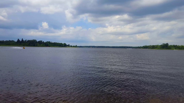 湖景与水上摩托艇水上摩托艇。湖边海岸和水与个人水上摩托艇视频素材