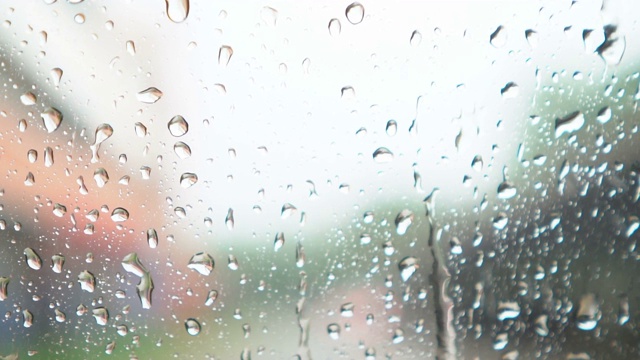 大雨和雨点打在窗户上视频素材