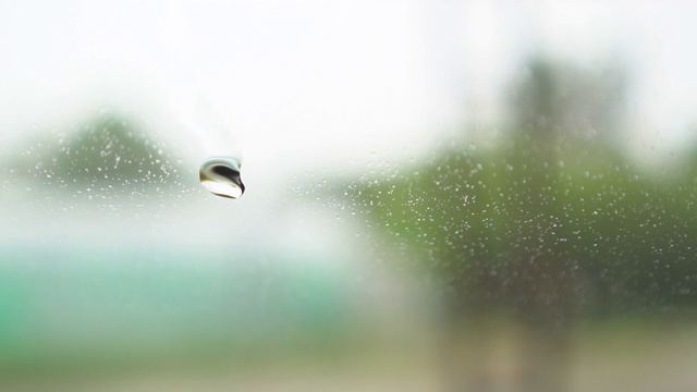 大雨和雨点打在窗户上视频素材