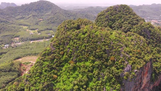 近距离高空盘旋亚洲山视频素材