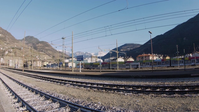 博尔扎诺火车站以群山为背景。Trentino、意大利视频素材