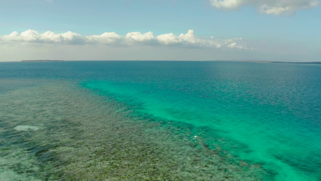 热带景观，蓝色的海洋和泻湖视频素材