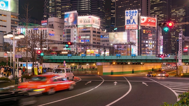 时光流逝:东京新宿歌舞伎町挤满了行人和游客视频素材