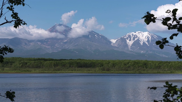 活火山，云朵飘过天空，倒影在高山湖泊中。夏天时间流逝视频素材