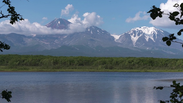 夏季火山爆发，天空浮云，高山湖泊倒影。放大延时视频素材