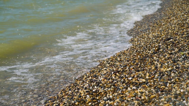 海浪和石头海滩视频素材