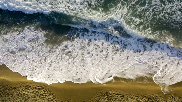 上面的观点，汹涌的海浪冲击空海滩视频素材