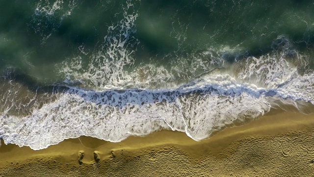 汹涌的海浪拍打着空旷的海滩视频素材