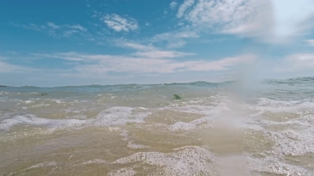 水下小男孩在游泳池的乐趣视频素材