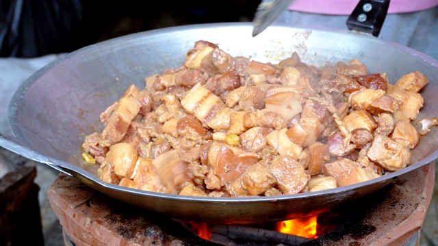 特写在热锅里煮猪肉视频素材