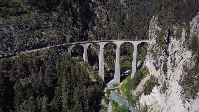 著名的Landwasser高架桥(Landwasserviadukt)和Schmittentobel高架桥，联合国教科文组织世界遗产，格劳宾登，瑞士。视频素材