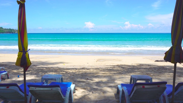 户外海滩海景。夏天海滩上的餐桌。视频素材