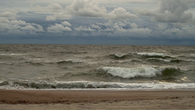 美丽的暴风雨海景，大浪在沙滩上翻滚视频素材