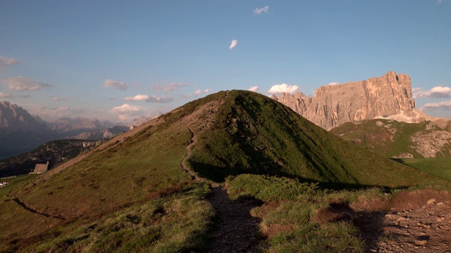 意大利Dolomites, Colle Santa Lucia, Passo di Giau的夏日日落全景视频素材