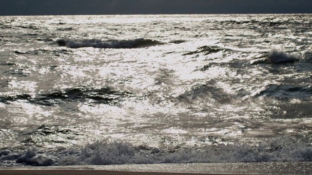 运动墙纸翻滚的海浪在暴风雨的晴天视频素材