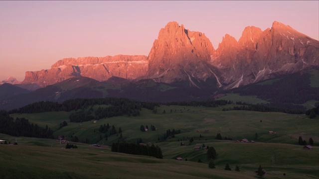 意大利Dolomites的Alpe di Siusi夏日日落全景视频素材