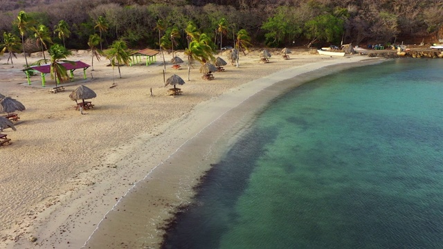 Playa Sta地区的鸟瞰图。拥有海岸线和绿松石海水的克鲁兹- Curaçao/加勒比海/荷属安的列斯视频素材