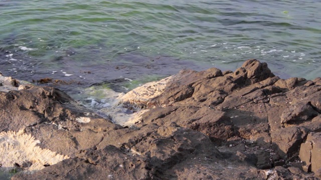 海浪冲击着巨石视频素材