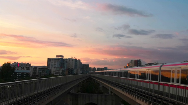 高速列车在日落时穿过这座城市视频素材