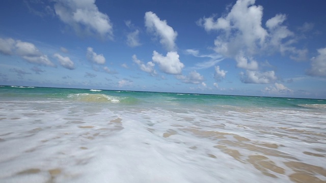 宁静的海浪，白色的沙滩，阳光明媚的日子视频素材