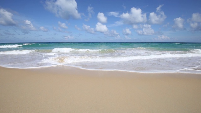 异国风情的海浪海滩，白色的沙滩，蓝色的天空视频素材