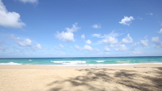 宁静的海浪，白色的沙滩，阳光明媚的日子视频素材